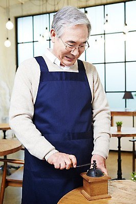 포토 JPG 라이프스타일 할아버지 노년 남자 안경 탁자 실내 한명 미소 웃음 사람 상반신 아웃포커스 실버라이프 앞치마 카페 한국인 실버 60대 창업 그라인더 핸드밀 노인만 노인남자만 노인남자한명만 안경낌 국내포토 1 잡화 가구 촬영기법 표정 동양인 성인 내부 생활 상점 자영업 커피용품 남자만 남자한명만 성인만 파일형식