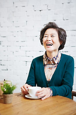 포토 JPG 식물 라이프스타일 여자 노년 화분 할머니 탁자 잔 실내 한명 미소 웃음 사람 앉기 동양인 상반신 앞모습 컵 실버라이프 카페 한국인 실버 60대 커피잔 찻잔 창업 여자만 여자한명만 노인만 노인여자만 노인여자한명만 국내포토 1 식기 커피 뷰포인트 가구 모션 표정 인종 성인 내부 생활 상점 자영업 성인만 파일형식