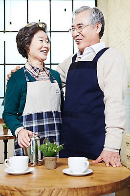포토 JPG 식물 라이프스타일 부부 커플 여자 노년 남자 화분 탁자 주전자 잔 실내 미소 웃음 사람 동양인 상반신 두명 앞모습 컵 실버라이프 노부부 앞치마 카페 한국인 실버 60대 커피잔 찻잔 종업원 창업 서빙 노인만 국내포토 직업 식기 커피 뷰포인트 가구 관계 주방용품 표정 인종 성인 내부 생활 상점 자영업 성인만 파일형식