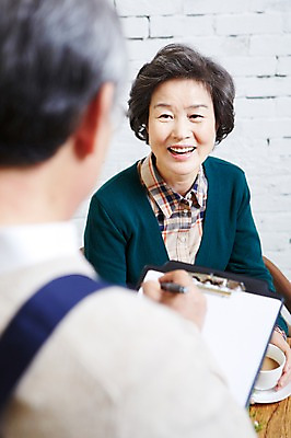 포토 JPG 라이프스타일 부부 커플 여자 할아버지 노년 남자 할머니 커피 잔 실내 들기 사람 동양인 상반신 두명 앞모습 뒷모습 아웃포커스 컵 실버라이프 마주보기 노부부 카페 한국인 기록 실버 60대 커피잔 찻잔 창업 메뉴판 서빙 주문 노인만 국내포토 식기 음료 뷰포인트 관계 모션 촬영기법 인종 성인 내부 생활 상점 자영업 성인만 파일형식