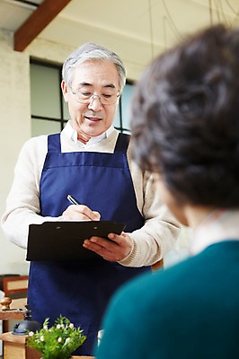 포토 JPG 라이프스타일 부부 커플 여자 할아버지 노년 남자 안경 할머니 실내 들기 사람 동양인 상반신 두명 앞모습 뒷모습 아웃포커스 실버라이프 마주보기 노부부 앞치마 카페 한국인 기록 실버 60대 창업 메뉴판 서빙 주문 노인만 안경낌 국내포토 잡화 뷰포인트 관계 모션 촬영기법 인종 성인 내부 생활 상점 자영업 성인만 파일형식