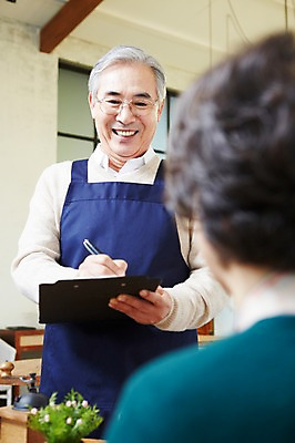 포토 JPG 라이프스타일 부부 커플 여자 할아버지 노년 남자 안경 할머니 실내 미소 웃음 들기 사람 동양인 상반신 두명 앞모습 뒷모습 아웃포커스 실버라이프 마주보기 노부부 앞치마 카페 한국인 기록 실버 60대 창업 메뉴판 서빙 주문 노인만 안경낌 국내포토 잡화 뷰포인트 관계 모션 촬영기법 표정 인종 성인 내부 생활 상점 자영업 성인만 파일형식