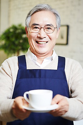 포토 JPG 라이프스타일 할아버지 노년 남자 안경 잔 실내 한명 미소 웃음 들기 사람 상반신 앞모습 아웃포커스 컵 실버라이프 앞치마 카페 한국인 실버 60대 커피잔 찻잔 창업 서빙 노인만 노인남자만 노인남자한명만 안경낌 국내포토 1 식기 잡화 커피 뷰포인트 모션 촬영기법 표정 동양인 성인 내부 생활 상점 자영업 남자만 남자한명만 성인만 파일형식