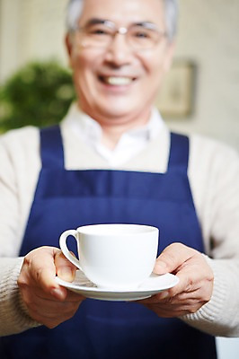 포토 JPG 라이프스타일 할아버지 노년 남자 안경 잔 실내 한명 미소 웃음 들기 사람 상반신 앞모습 아웃포커스 컵 실버라이프 앞치마 카페 한국인 실버 60대 커피잔 찻잔 창업 서빙 노인만 노인남자만 노인남자한명만 안경낌 국내포토 1 식기 잡화 커피 뷰포인트 모션 촬영기법 표정 동양인 성인 내부 생활 상점 자영업 남자만 남자한명만 성인만 파일형식