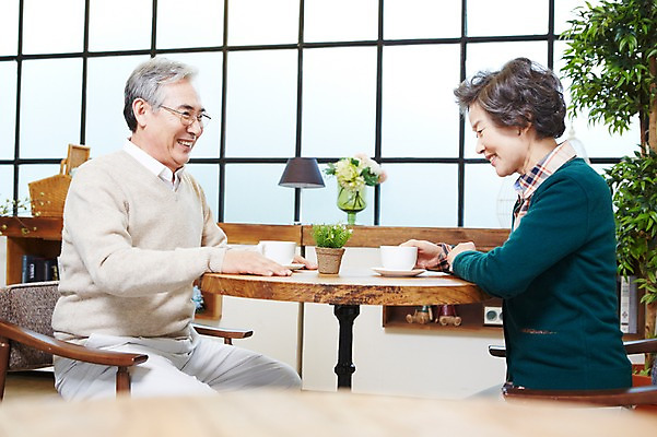 포토 JPG 식물 라이프스타일 부부 커플 여자 노년 남자 꽃 화분 의자 탁자 잔 실내 미소 웃음 사람 앉기 동양인 상반신 두명 옆모습 컵 실버라이프 마주보기 꽃병 노부부 카페 한국인 스탠드 실버 60대 커피잔 찻잔 창업 노인만 국내포토 식기 커피 뷰포인트 가구 관계 모션 조명 표정 인종 성인 내부 생활 상점 자영업 성인만 파일형식