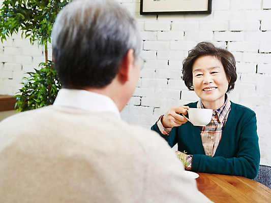 포토 JPG 라이프스타일 부부 커플 여자 노년 남자 탁자 잔 실내 미소 웃음 들기 사람 앉기 동양인 상반신 두명 앞모습 뒷모습 아웃포커스 컵 실버라이프 마주보기 노부부 카페 한국인 실버 60대 커피잔 찻잔 창업 노인만 국내포토 식기 커피 뷰포인트 가구 관계 모션 촬영기법 표정 인종 성인 내부 생활 상점 자영업 성인만 파일형식