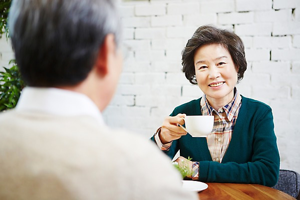 포토 JPG 라이프스타일 부부 커플 여자 노년 남자 탁자 잔 실내 미소 웃음 들기 사람 앉기 동양인 상반신 두명 앞모습 뒷모습 아웃포커스 컵 실버라이프 마주보기 노부부 카페 한국인 실버 60대 커피잔 찻잔 창업 노인만 국내포토 식기 커피 뷰포인트 가구 관계 모션 촬영기법 표정 인종 성인 내부 생활 상점 자영업 성인만 파일형식
