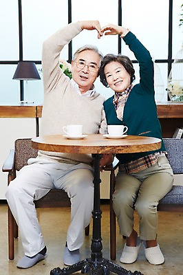 포토 JPG 전신 라이프스타일 부부 커플 여자 노년 남자 모션 탁자 잔 실내 미소 웃음 사람 앉기 동양인 손짓 두명 앞모습 컵 실버라이프 노부부 카페 한국인 하트 스탠드 실버 60대 커피잔 찻잔 창업 노인만 국내포토 모양 식기 커피 뷰포인트 가구 관계 조명 표정 인종 성인 내부 생활 상점 자영업 성인만 파일형식