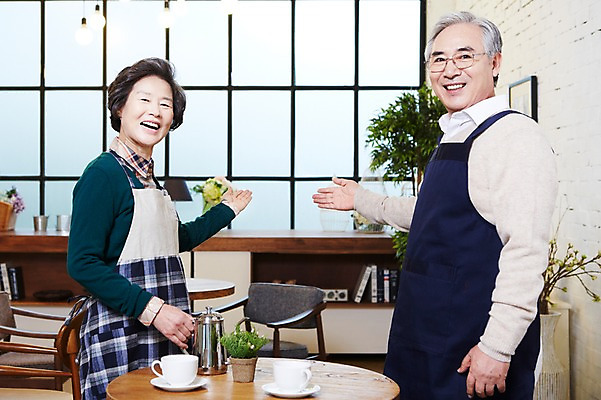 포토 JPG 식물 라이프스타일 부부 커플 여자 노년 남자 화분 탁자 주전자 잔 안내 실내 미소 웃음 사람 동양인 손짓 상반신 두명 컵 실버라이프 노부부 앞치마 카페 한국인 실버 60대 커피잔 찻잔 종업원 창업 서빙 맞벌이 노인만 소상공인 국내포토 직업 식기 커피 가구 관계 모션 주방용품 표정 인종 성인 내부 생활 경제 상점 상인 자영업 성인만 파일형식