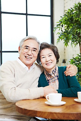 포토 JPG 식물 라이프스타일 부부 커플 여자 노년 남자 화분 탁자 어깨동무 잔 실내 미소 웃음 사람 앉기 동양인 상반신 두명 앞모습 아웃포커스 컵 실버라이프 노부부 카페 한국인 실버 60대 커피잔 찻잔 창업 노인만 국내포토 식기 커피 뷰포인트 포즈 가구 관계 모션 촬영기법 표정 인종 성인 내부 생활 상점 자영업 성인만 파일형식