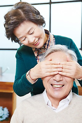 포토 JPG 라이프스타일 부부 커플 여자 노년 남자 실내 미소 웃음 사람 동양인 상반신 두명 아웃포커스 실버라이프 노부부 카페 한국인 눈가림 가림 실버 60대 창업 노인만 국내포토 관계 모션 촬영기법 표정 인종 성인 내부 생활 상점 자영업 성인만 파일형식