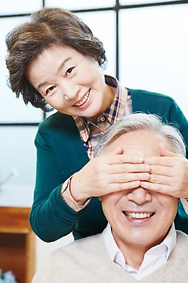 포토 JPG 라이프스타일 부부 커플 여자 노년 남자 실내 미소 웃음 사람 동양인 상반신 두명 아웃포커스 실버라이프 노부부 카페 한국인 눈가림 가림 실버 60대 창업 노인만 국내포토 관계 모션 촬영기법 표정 인종 성인 내부 생활 상점 자영업 성인만 파일형식