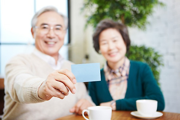 포토 JPG 식물 라이프스타일 부부 커플 여자 노년 남자 화분 명함 탁자 잔 실내 미소 웃음 들기 사람 앉기 동양인 상반신 두명 아웃포커스 컵 실버라이프 노부부 카페 한국인 실버 60대 커피잔 찻잔 알림 창업 노인만 국내포토 식기 커피 가구 관계 모션 촬영기법 표정 인종 성인 내부 생활 상점 자영업 성인만 파일형식