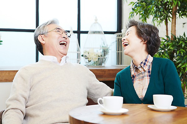 포토 JPG 식물 라이프스타일 부부 커플 여자 노년 남자 화분 탁자 잔 실내 미소 웃음 사람 앉기 동양인 상반신 두명 아웃포커스 컵 실버라이프 노부부 카페 한국인 실버 60대 커피잔 찻잔 창업 노인만 국내포토 식기 커피 가구 관계 모션 촬영기법 표정 인종 성인 내부 생활 상점 자영업 성인만 파일형식