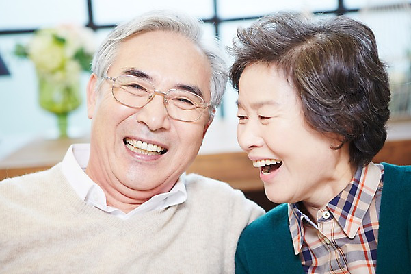 포토 JPG 라이프스타일 부부 커플 여자 노년 남자 실내 미소 웃음 사람 동양인 상반신 두명 앞모습 아웃포커스 실버라이프 노부부 카페 한국인 실버 60대 창업 노인만 국내포토 뷰포인트 관계 촬영기법 표정 인종 성인 내부 생활 상점 자영업 성인만 파일형식