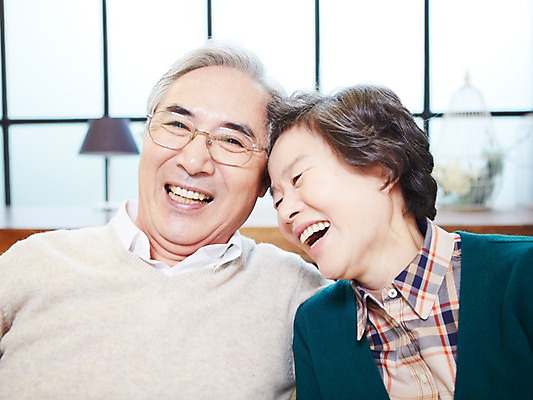 포토 JPG 라이프스타일 부부 커플 여자 노년 남자 실내 미소 웃음 사람 동양인 상반신 두명 앞모습 아웃포커스 실버라이프 노부부 카페 한국인 실버 60대 창업 노인만 국내포토 뷰포인트 관계 촬영기법 표정 인종 성인 내부 생활 상점 자영업 성인만 파일형식