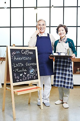 포토 JPG 전신 라이프스타일 부부 커플 여자 노년 남자 주전자 잔 쟁반 실내 서기 미소 웃음 들기 사람 동양인 두명 앞모습 컵 실버라이프 노부부 칠판 앞치마 카페 한국인 실버 60대 커피잔 찻잔 종업원 창업 메뉴판 서빙 맞벌이 노인만 소상공인 국내포토 직업 식기 커피 뷰포인트 관계 모션 주방용품 표정 인종 성인 내부 생활 경제 상점 상인 자영업 성인만 파일형식