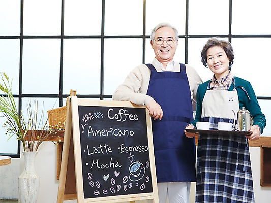 포토 JPG 식물 라이프스타일 부부 커플 여자 노년 남자 화분 주전자 잔 쟁반 실내 서기 미소 웃음 들기 사람 동양인 두명 앞모습 컵 실버라이프 노부부 칠판 앞치마 카페 한국인 실버 60대 커피잔 찻잔 종업원 창업 메뉴판 서빙 맞벌이 노인만 소상공인 국내포토 직업 식기 커피 뷰포인트 관계 모션 주방용품 표정 인종 성인 내부 생활 경제 상점 상인 자영업 성인만 파일형식