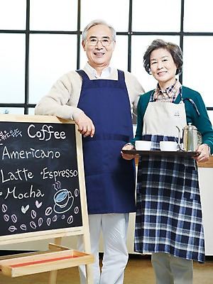 포토 JPG 라이프스타일 부부 커플 여자 노년 남자 주전자 잔 쟁반 실내 서기 미소 웃음 들기 사람 동양인 두명 앞모습 컵 실버라이프 노부부 칠판 앞치마 카페 한국인 실버 60대 커피잔 찻잔 종업원 창업 메뉴판 서빙 맞벌이 노인만 소상공인 국내포토 직업 식기 커피 뷰포인트 관계 모션 주방용품 표정 인종 성인 내부 생활 경제 상점 상인 자영업 성인만 파일형식