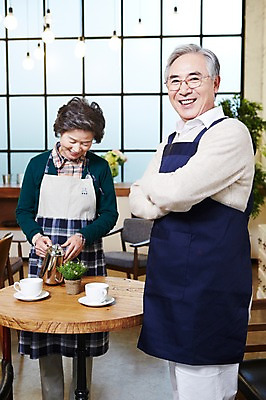포토 JPG 식물 라이프스타일 부부 커플 여자 노년 남자 화분 탁자 주전자 잔 실내 서기 미소 웃음 사람 동양인 두명 컵 실버라이프 팔짱 노부부 앞치마 카페 한국인 실버 60대 커피잔 찻잔 종업원 창업 서빙 맞벌이 노인만 소상공인 국내포토 직업 식기 커피 가구 관계 모션 주방용품 표정 인종 성인 내부 생활 경제 상점 상인 자영업 성인만 파일형식