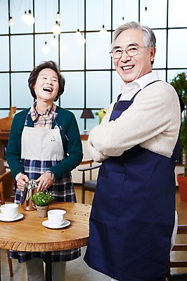 포토 JPG 식물 라이프스타일 부부 커플 여자 노년 남자 화분 탁자 주전자 잔 실내 서기 미소 웃음 사람 동양인 두명 컵 실버라이프 팔짱 노부부 앞치마 카페 한국인 실버 60대 커피잔 찻잔 종업원 창업 서빙 맞벌이 노인만 소상공인 국내포토 직업 식기 커피 가구 관계 모션 주방용품 표정 인종 성인 내부 생활 경제 상점 상인 자영업 성인만 파일형식