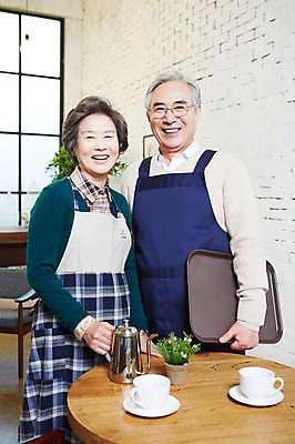 포토 JPG 식물 라이프스타일 부부 커플 여자 노년 남자 화분 탁자 주전자 잔 쟁반 실내 미소 웃음 사람 동양인 상반신 두명 앞모습 컵 실버라이프 노부부 앞치마 카페 한국인 실버 60대 커피잔 찻잔 종업원 창업 서빙 맞벌이 노인만 소상공인 국내포토 직업 식기 커피 뷰포인트 가구 관계 주방용품 표정 인종 성인 내부 생활 경제 상점 상인 자영업 성인만 파일형식