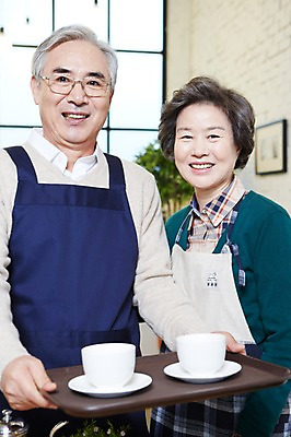 포토 JPG 라이프스타일 부부 커플 여자 노년 남자 잔 쟁반 실내 미소 웃음 들기 사람 동양인 상반신 두명 앞모습 컵 실버라이프 노부부 앞치마 카페 한국인 실버 60대 커피잔 찻잔 종업원 창업 서빙 맞벌이 노인만 소상공인 국내포토 직업 식기 커피 뷰포인트 관계 모션 표정 인종 성인 내부 생활 경제 상점 상인 자영업 성인만 파일형식