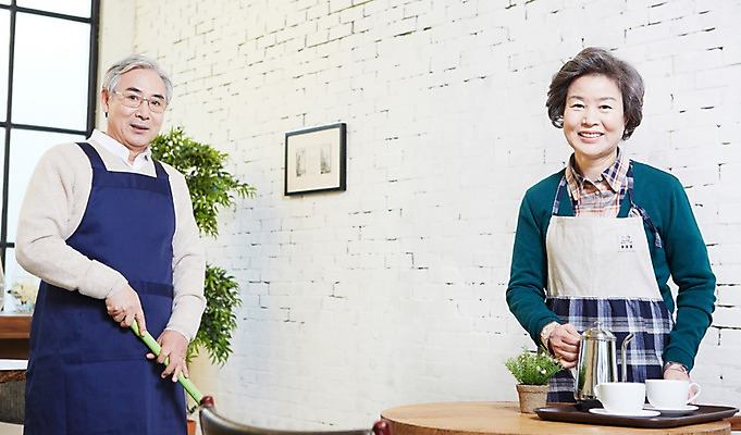 포토 JPG 식물 라이프스타일 부부 커플 여자 노년 남자 화분 탁자 주전자 잔 쟁반 실내 미소 웃음 사람 동양인 상반신 두명 앞모습 컵 실버라이프 노부부 앞치마 카페 한국인 실버 60대 커피잔 찻잔 청소 종업원 창업 서빙 맞벌이 노인만 소상공인 국내포토 직업 식기 커피 뷰포인트 가구 관계 주방용품 표정 인종 성인 내부 생활 경제 상점 상인 자영업 성인만 파일형식