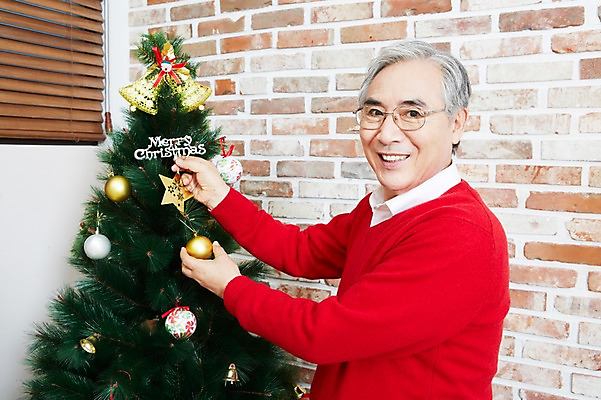 포토 JPG 라이프스타일 기념일 할아버지 노년 남자 크리스마스장식 크리스마스 실내 한명 미소 웃음 사람 이벤트 상반신 옆모습 장식 크리스마스트리 장식볼 한국인 60대 노인만 노인남자만 노인남자한명만 국내포토 1 뷰포인트 표정 동양인 성인 내부 생활 남자만 남자한명만 성인만 파일형식