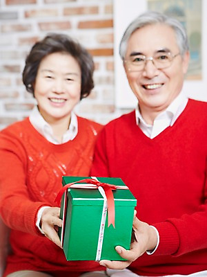 포토 JPG 라이프스타일 부부 커플 여자 기념일 할아버지 노년 남자 할머니 크리스마스 실내 크리스마스선물 선물 미소 웃음 들기 사람 동양인 이벤트 상반신 두명 앞모습 아웃포커스 선물상자 상자 노부부 한국인 가족라이프 60대 노인만 국내포토 뷰포인트 가족 관계 모션 촬영기법 표정 인종 성인 내부 생활 성인만 파일형식