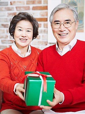 포토 JPG 라이프스타일 부부 커플 여자 기념일 할아버지 노년 남자 할머니 크리스마스 실내 크리스마스선물 선물 미소 웃음 들기 사람 동양인 이벤트 상반신 두명 앞모습 아웃포커스 선물상자 상자 노부부 한국인 가족라이프 60대 노인만 국내포토 뷰포인트 가족 관계 모션 촬영기법 표정 인종 성인 내부 생활 성인만 파일형식