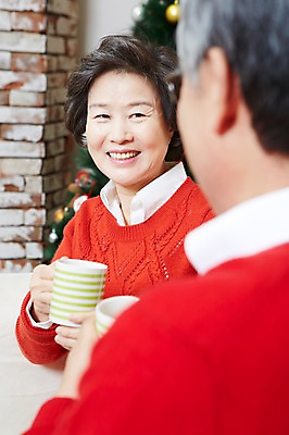 포토 JPG 라이프스타일 부부 커플 여자 기념일 할아버지 노년 남자 할머니 음료 크리스마스 거실 의자 티타임 잔 실내 미소 웃음 사람 앉기 동양인 이벤트 상반신 두명 옆모습 아웃포커스 컵 소파 크리스마스트리 마주보기 노부부 한국인 가족라이프 차 60대 노인만 국내포토 식기 뷰포인트 가구 가족 관계 모션 휴식 촬영기법 표정 인종 성인 내부 생활 성인만 파일형식
