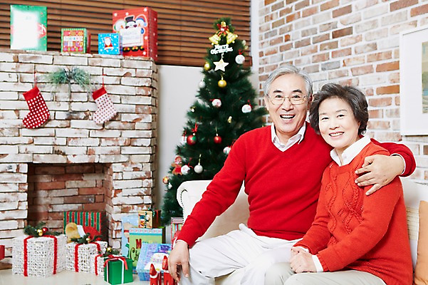 포토 JPG 라이프스타일 부부 커플 여자 기념일 할아버지 노년 남자 할머니 크리스마스 거실 의자 어깨동무 양말 실내 크리스마스선물 미소 웃음 사람 앉기 동양인 이벤트 두명 선물상자 상자 소파 크리스마스트리 노부부 한국인 가족라이프 60대 벽난로 노인만 국내포토 포즈 가구 가족 관계 모션 표정 선물 인종 성인 내부 생활 성인만 파일형식