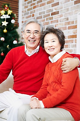 포토 JPG 라이프스타일 부부 커플 여자 기념일 할아버지 노년 남자 할머니 크리스마스 거실 의자 어깨동무 실내 미소 웃음 사람 앉기 동양인 이벤트 두명 소파 크리스마스트리 노부부 한국인 가족라이프 60대 노인만 국내포토 포즈 가구 가족 관계 모션 표정 인종 성인 내부 생활 성인만 파일형식