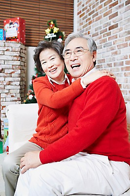포토 JPG 라이프스타일 부부 커플 여자 기념일 할아버지 노년 남자 할머니 크리스마스 거실 의자 포옹 실내 미소 웃음 사람 앉기 동양인 이벤트 두명 옆모습 소파 크리스마스트리 노부부 한국인 가족라이프 60대 노인만 국내포토 뷰포인트 가구 가족 관계 안기 모션 표정 인종 성인 내부 생활 성인만 파일형식