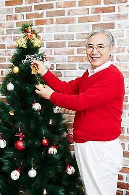 포토 JPG 라이프스타일 기념일 할아버지 노년 남자 크리스마스장식 크리스마스 실내 한명 서기 미소 웃음 사람 이벤트 옆모습 장식 크리스마스트리 장식볼 한국인 60대 노인만 노인남자만 노인남자한명만 국내포토 1 뷰포인트 모션 표정 동양인 성인 내부 생활 남자만 남자한명만 성인만 파일형식