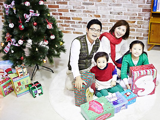 포토 JPG 전신 라이프스타일 여자 기념일 남자 딸 아들 어린이 크리스마스 가족 엄마 실내 크리스마스선물 선물 미소 웃음 사람 앉기 동양인 소녀 이벤트 소년 여러명 성인 앞모습 30대 선물상자 부모 크리스마스트리 유치원생 한국인 자녀 가족라이프 아빠 국내포토 뷰포인트 다수 관계 모션 표정 인종 내부 생활 장년 상자 파일형식