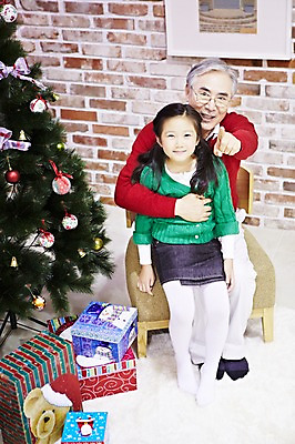 포토 JPG 전신 라이프스타일 여자 기념일 할아버지 노년 남자 어린이 크리스마스 의자 가족 손녀 실내 크리스마스선물 선물 미소 웃음 사람 앉기 동양인 손짓 소녀 이벤트 성인 두명 앞모습 선물상자 상자 크리스마스트리 유치원생 한국인 올려보기 가리킴 가족라이프 60대 국내포토 뷰포인트 가구 관계 모션 표정 인종 내부 생활 손주 파일형식