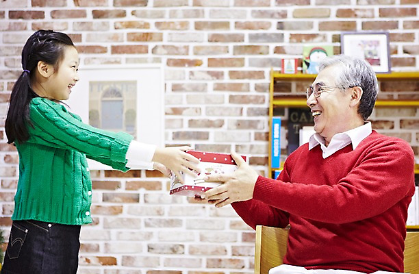 포토 JPG 라이프스타일 여자 기념일 할아버지 노년 남자 어린이 크리스마스 가족 손녀 실내 크리스마스선물 선물 미소 웃음 들기 사람 동양인 소녀 이벤트 상반신 성인 두명 옆모습 아웃포커스 선물상자 상자 마주보기 유치원생 한국인 가족라이프 60대 주기 국내포토 뷰포인트 관계 모션 촬영기법 표정 인종 내부 생활 손주 파일형식