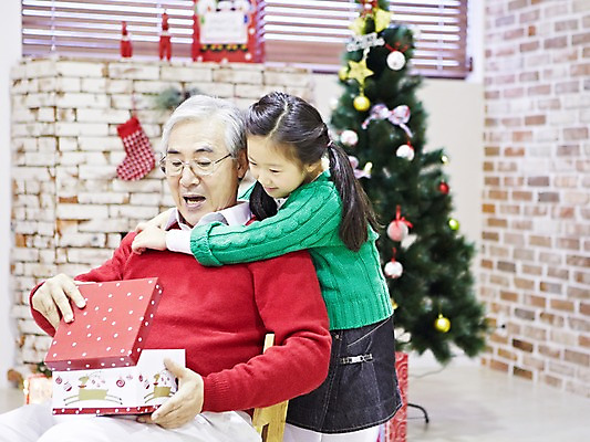 포토 JPG 라이프스타일 응시 여자 기념일 할아버지 노년 남자 어린이 크리스마스 의자 가족 포옹 손녀 실내 크리스마스선물 선물 서기 사람 앉기 동양인 소녀 이벤트 성인 두명 아웃포커스 선물상자 상자 크리스마스트리 유치원생 한국인 가족라이프 60대 국내포토 시선 가구 관계 안기 모션 촬영기법 인종 내부 생활 손주 파일형식