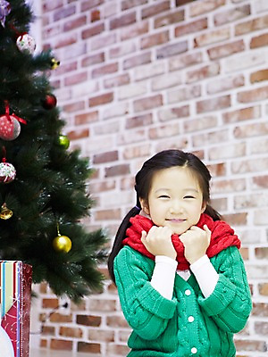 포토 JPG 라이프스타일 여자 기념일 어린이 크리스마스 실내 크리스마스선물 선물 한명 미소 웃음 사람 동양인 소녀 이벤트 상반신 앞모습 아웃포커스 선물상자 상자 크리스마스트리 목도리 유치원생 장식볼 한국인 여자만 여자한명만 어린이만 소녀만 소녀한명만 국내포토 1 잡화 뷰포인트 촬영기법 표정 인종 내부 생활 장식 파일형식
