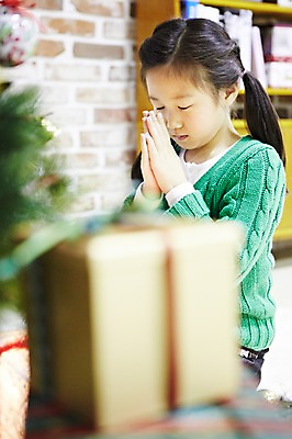 포토 JPG 라이프스타일 여자 기념일 어린이 크리스마스 실내 크리스마스선물 선물 한명 사람 앉기 동양인 소녀 이벤트 옆모습 아웃포커스 선물상자 상자 크리스마스트리 눈감음 유치원생 한국인 기도 소원 합장 여자만 여자한명만 어린이만 소녀만 소녀한명만 국내포토 1 뷰포인트 모션 촬영기법 인종 손짓 내부 생활 파일형식
