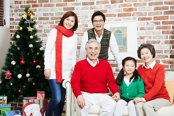 포토 JPG 라이프스타일 여자 기념일 할아버지 노년 남자 딸 할머니 어린이 크리스마스 의자 가족 엄마 손녀 대가족 실내 크리스마스선물 선물 서기 미소 웃음 사람 앉기 동양인 소녀 이벤트 여러명 성인 30대 선물상자 상자 부모 소파 크리스마스트리 유치원생 한국인 자녀 가족라이프 아빠 60대 국내포토 가구 다수 관계 모션 표정 인종 내부 생활 장년 손주 파일형식