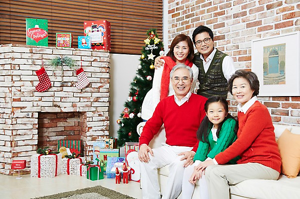 포토 JPG 라이프스타일 여자 기념일 할아버지 노년 남자 딸 할머니 어린이 크리스마스 의자 가족 엄마 손녀 양말 대가족 실내 크리스마스선물 선물 미소 웃음 사람 앉기 동양인 소녀 이벤트 여러명 성인 30대 선물상자 상자 부모 소파 크리스마스트리 유치원생 한국인 자녀 가족라이프 아빠 60대 벽난로 국내포토 가구 다수 관계 모션 표정 인종 내부 생활 장년 손주 파일형식