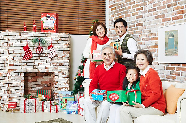 포토 JPG 라이프스타일 여자 기념일 할아버지 노년 남자 딸 할머니 어린이 크리스마스 의자 가족 엄마 손녀 양말 대가족 실내 크리스마스선물 선물 미소 웃음 들기 사람 앉기 동양인 소녀 이벤트 여러명 성인 30대 선물상자 상자 부모 소파 크리스마스트리 유치원생 한국인 자녀 가족라이프 아빠 60대 벽난로 국내포토 가구 다수 관계 모션 표정 인종 내부 생활 장년 손주 파일형식