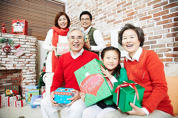 포토 JPG 라이프스타일 여자 기념일 할아버지 노년 남자 딸 할머니 어린이 크리스마스 의자 가족 엄마 손녀 양말 대가족 실내 크리스마스선물 선물 미소 웃음 들기 사람 앉기 동양인 소녀 이벤트 여러명 성인 30대 선물상자 상자 부모 소파 유치원생 한국인 자녀 가족라이프 아빠 60대 벽난로 국내포토 가구 다수 관계 모션 표정 인종 내부 생활 장년 손주 파일형식