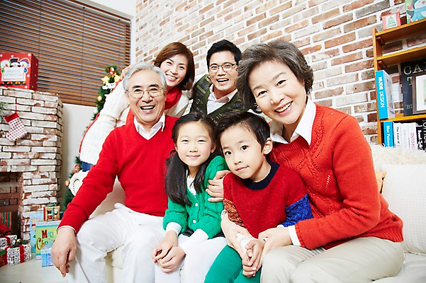 포토 JPG 라이프스타일 여자 기념일 할아버지 노년 남자 딸 아들 할머니 어린이 크리스마스 의자 가족 엄마 손자 손녀 양말 대가족 실내 크리스마스선물 선물 미소 웃음 사람 앉기 동양인 소녀 이벤트 소년 여러명 성인 30대 선물상자 상자 부모 소파 유치원생 한국인 자녀 가족라이프 아빠 60대 벽난로 국내포토 가구 다수 관계 모션 표정 인종 내부 생활 장년 손주 파일형식