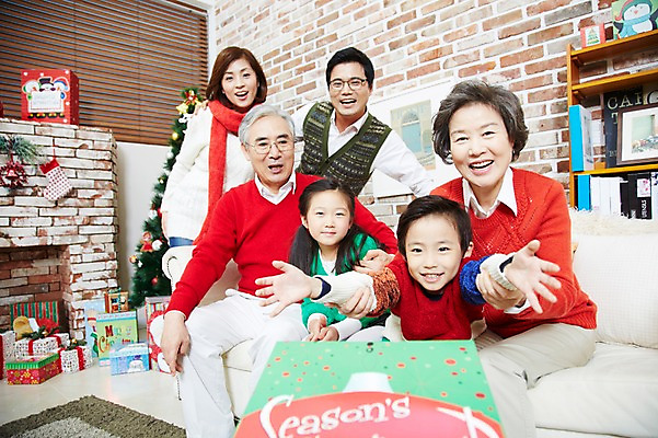 포토 JPG 라이프스타일 여자 기념일 할아버지 노년 남자 딸 아들 할머니 어린이 크리스마스 의자 가족 엄마 손자 손녀 양말 대가족 실내 크리스마스선물 선물 미소 웃음 사람 앉기 동양인 소녀 이벤트 소년 여러명 성인 30대 선물상자 상자 부모 소파 크리스마스트리 유치원생 한국인 자녀 가족라이프 아빠 60대 주기 벽난로 국내포토 가구 다수 관계 모션 표정 인종 내부 생활 장년 손주 파일형식