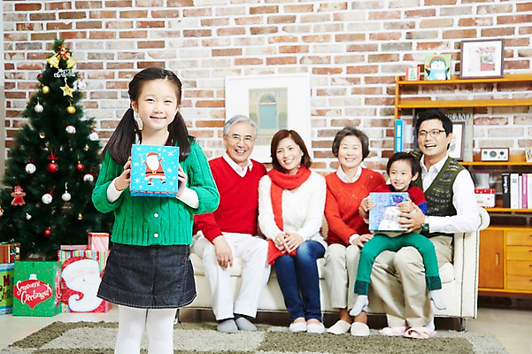 포토 JPG 전신 라이프스타일 여자 기념일 할아버지 노년 남자 딸 아들 할머니 어린이 크리스마스 의자 가족 엄마 손자 손녀 대가족 실내 크리스마스선물 선물 서기 미소 웃음 들기 사람 앉기 동양인 소녀 이벤트 소년 여러명 성인 앞모습 30대 선물상자 상자 부모 소파 크리스마스트리 카펫 유치원생 한국인 매트 자녀 가족라이프 아빠 60대 국내포토 뷰포인트 가구 다수 관계 모션 표정 인종 내부 생활 장년 손주 파일형식