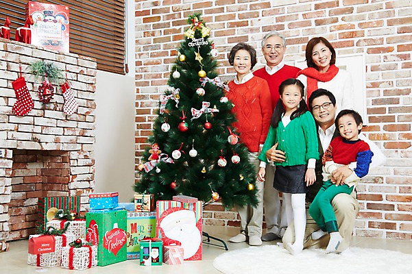 포토 JPG 전신 라이프스타일 여자 기념일 할아버지 노년 남자 딸 아들 할머니 어린이 크리스마스 가족 엄마 손자 손녀 양말 대가족 실내 크리스마스선물 선물 서기 미소 웃음 사람 앉기 동양인 소녀 이벤트 소년 여러명 성인 앞모습 30대 선물상자 상자 부모 크리스마스트리 카펫 유치원생 한국인 매트 자녀 가족라이프 아빠 60대 벽난로 국내포토 뷰포인트 다수 관계 모션 표정 인종 내부 생활 장년 손주 파일형식